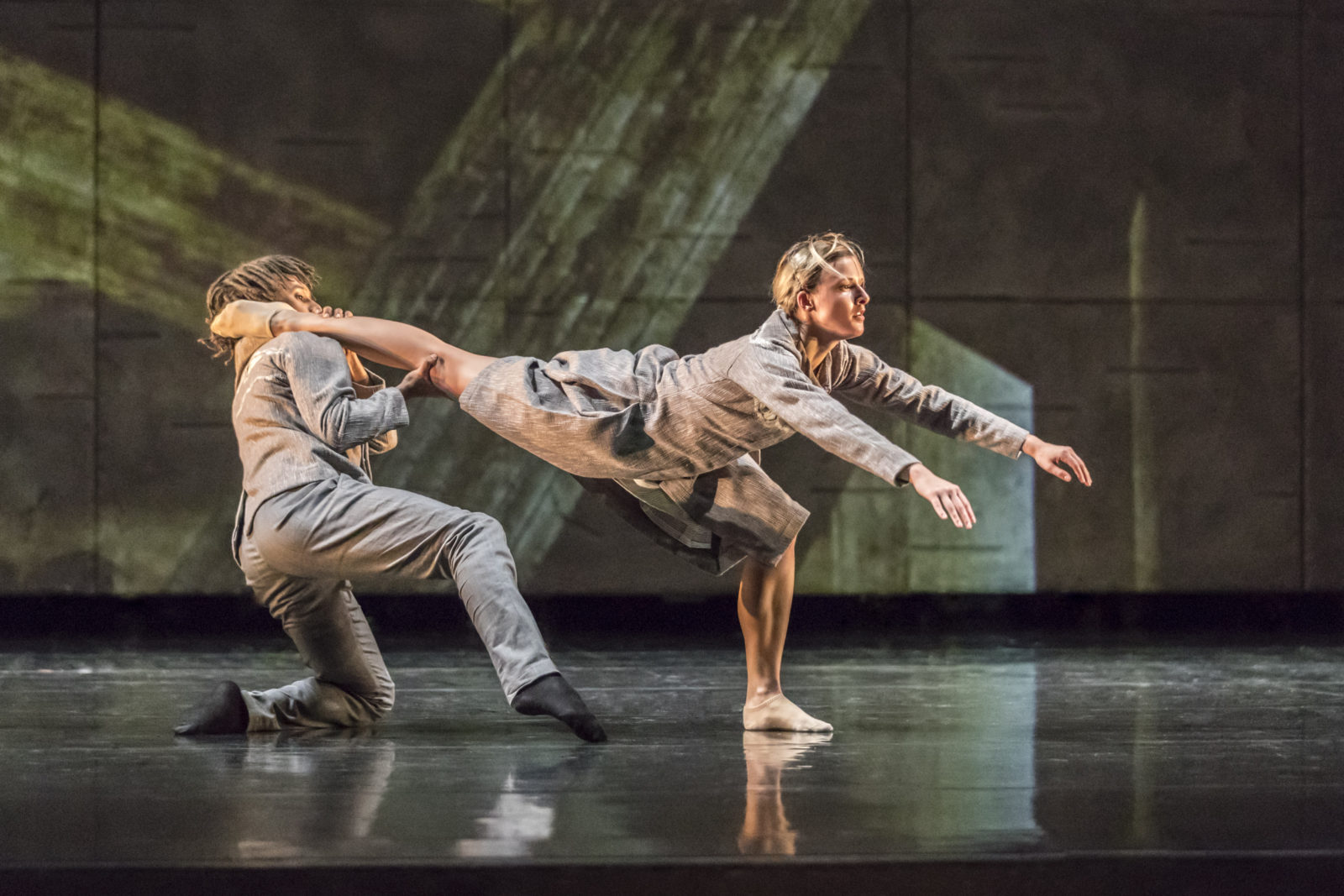 Edit Domoszlai performing